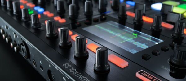 Traktor Kontrol S8 DJ Controller - Image 4