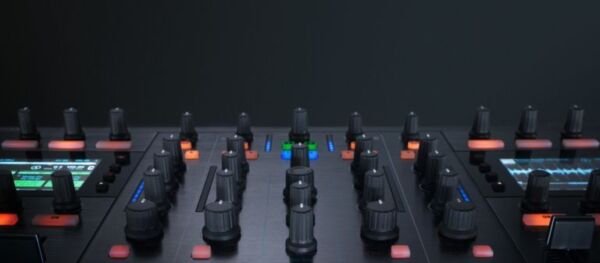 Traktor Kontrol S8 DJ Controller - Image 11